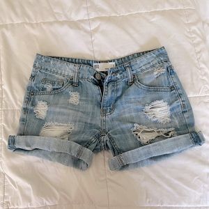 Light wash distressed boyfriend jeanshort